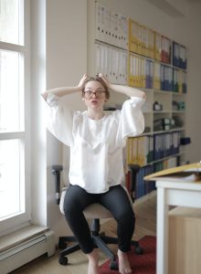 Frau im Büro gestresst und ratlos